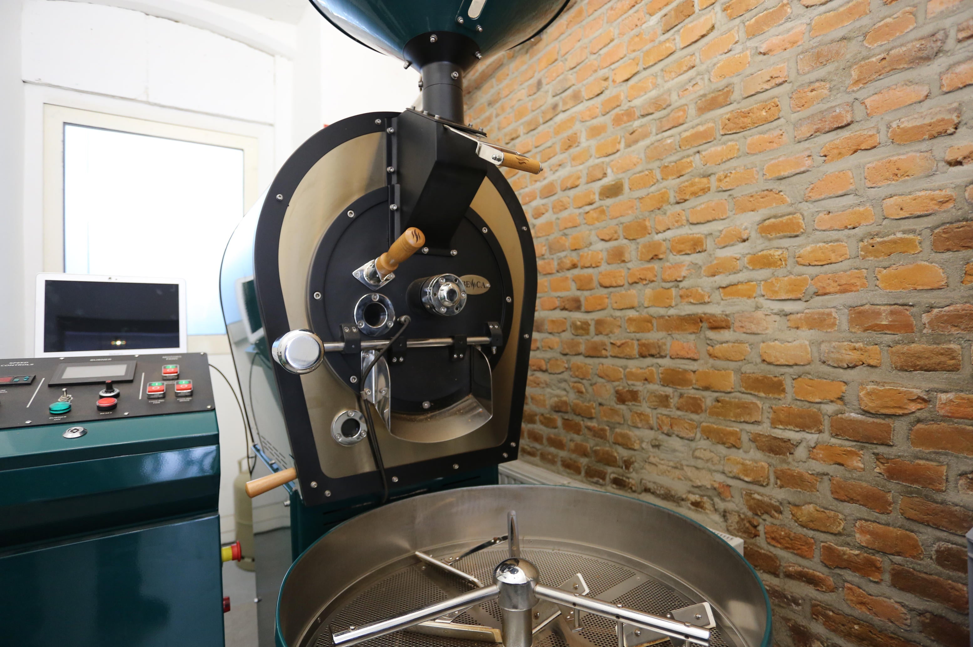 Ein Foto der grünen Besca-Röstmaschine, die in der Rösterei Mundus zum Kaffeerösten verwendet wird