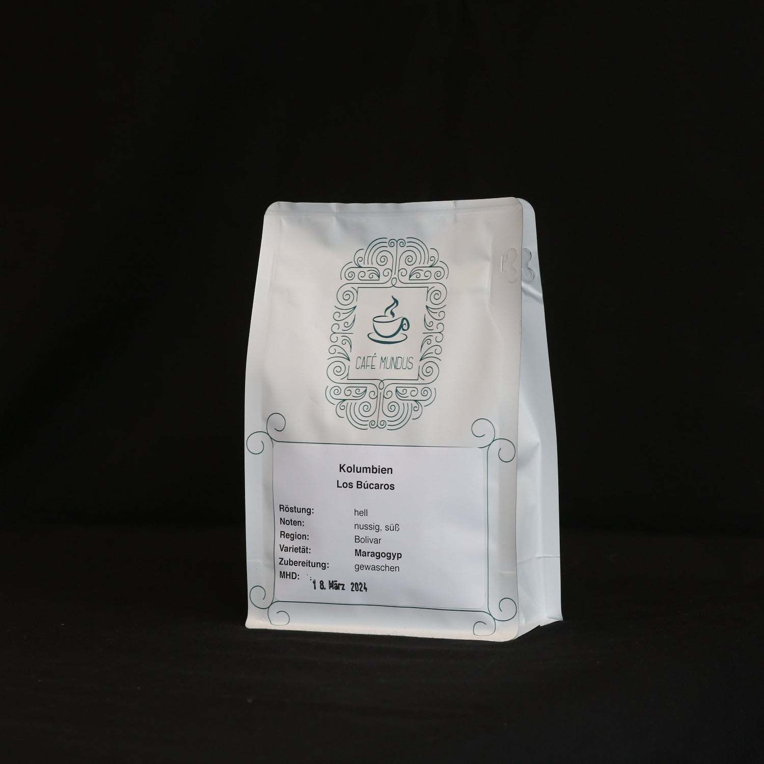 Eine weiße 250g Kaffeetüte mit der Kolumbien Los Bucaros Bohne aus der Rösterei Mundus in Düren